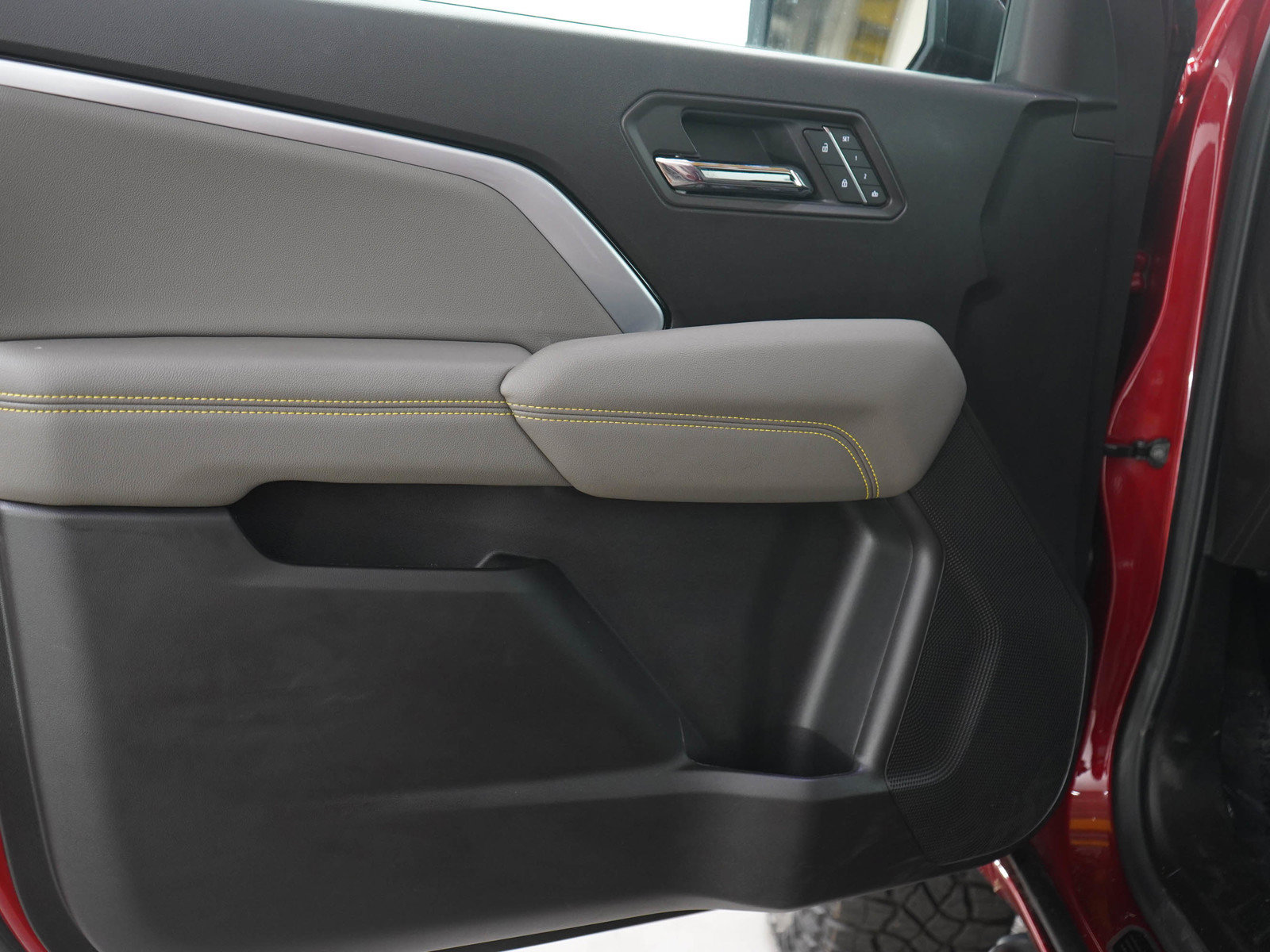 Used 2025 Chevrolet Colorado ZR2 w/ Technology Package AWD/4WD image 17