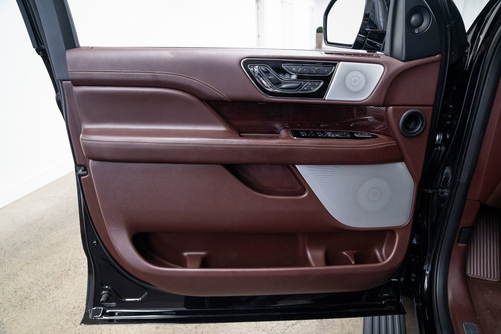 Used 2021 Lincoln Navigator Black Label w/ Cargo Convenience Package image 16