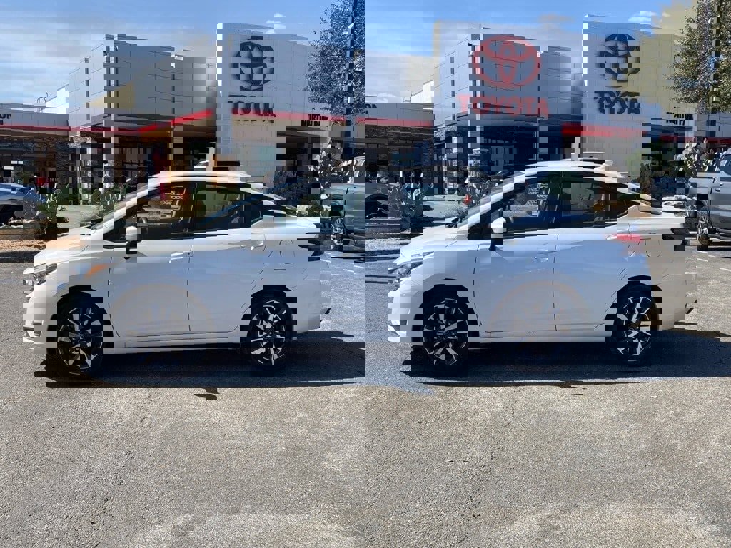 Used 2025 Nissan Versa SV image 6