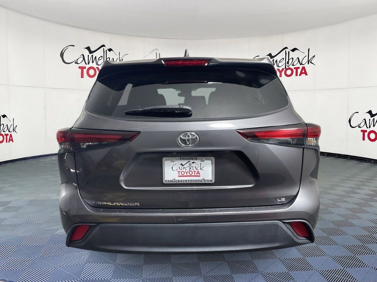 Used 2024 Toyota Highlander LE FWD image 6