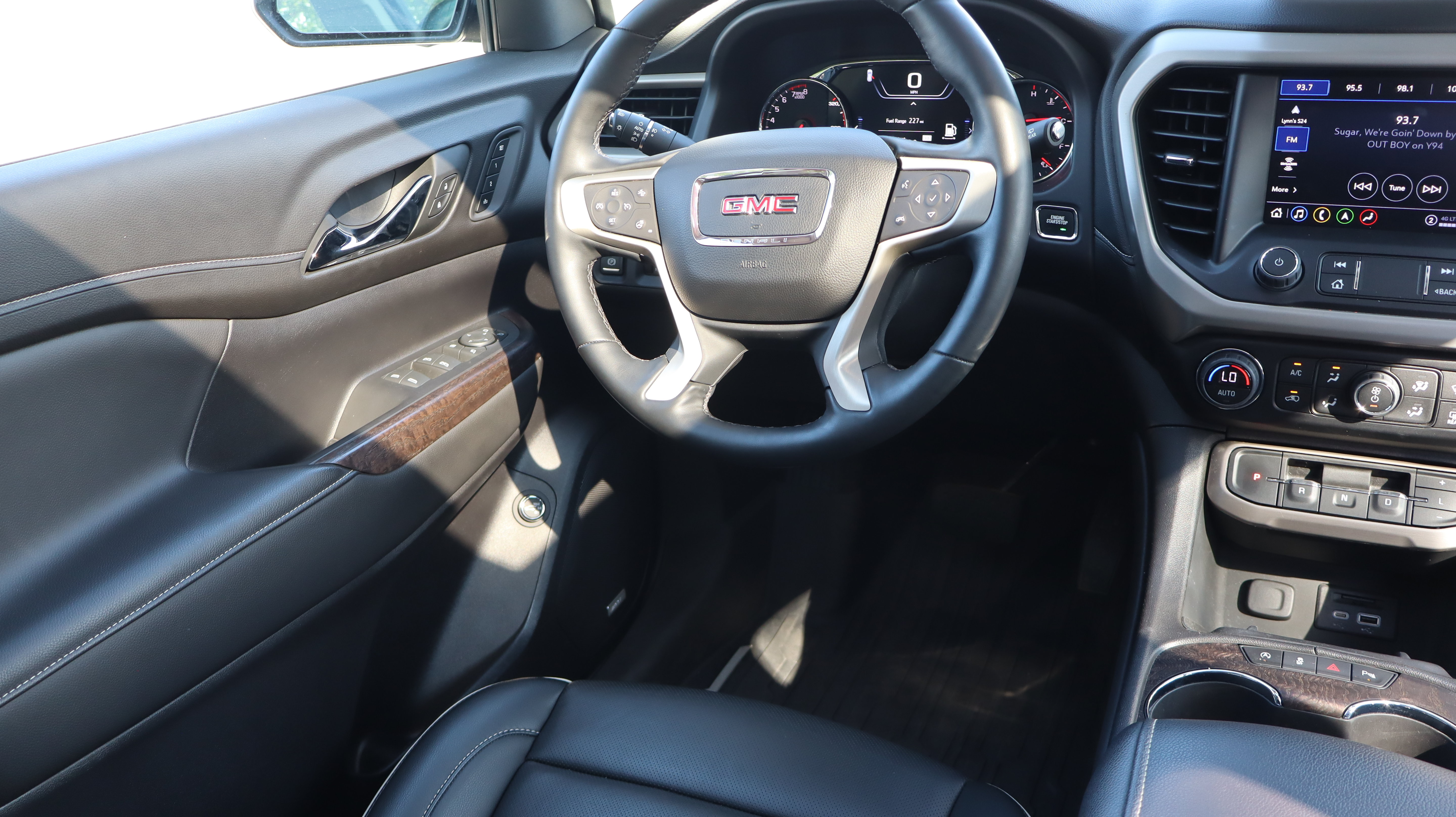 Used 2023 GMC Acadia Denali w/ Denali Technology Package AWD/4WD image 9
