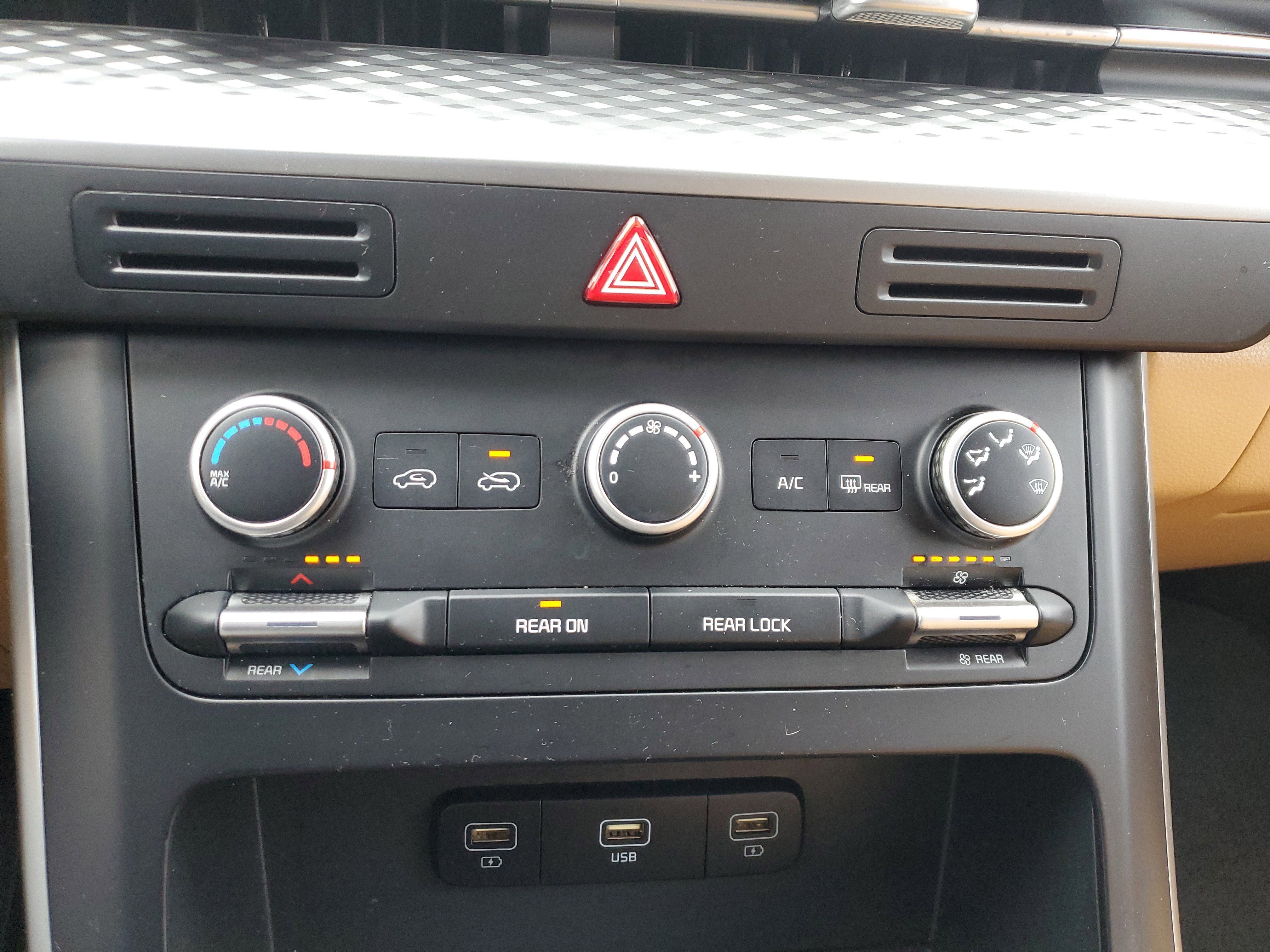 Used 2023 Kia Carnival LX image 20