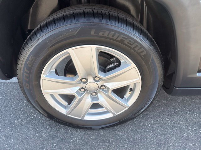 Used 2022 Jeep Compass Latitude FWD image 29