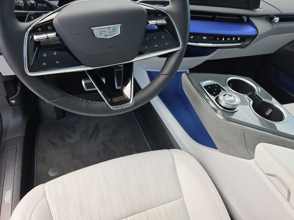 Used 2025 Cadillac Optiq Luxury 2 image 11