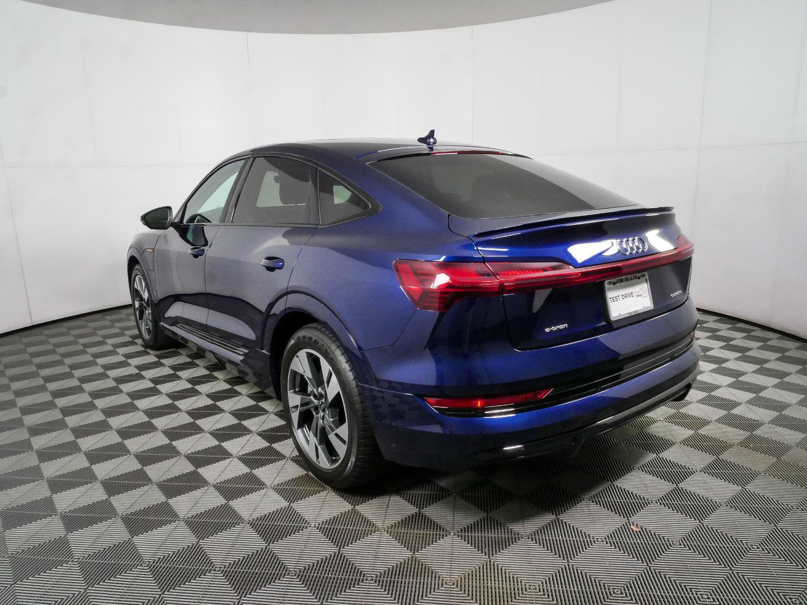 Used 2022 Audi e-tron Premium w/ Convenience Plus Package AWD/4WD image 7