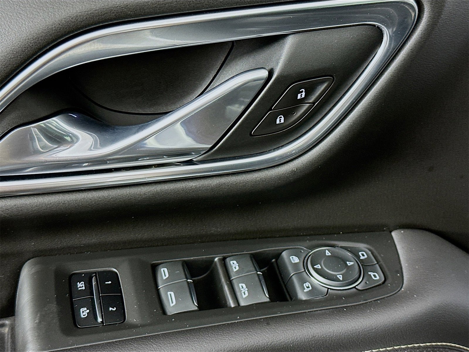 Used 2021 Chevrolet Suburban Premier w/ Premium Package image 18