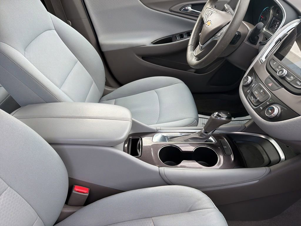 Used 2017 Chevrolet Malibu LT image 34