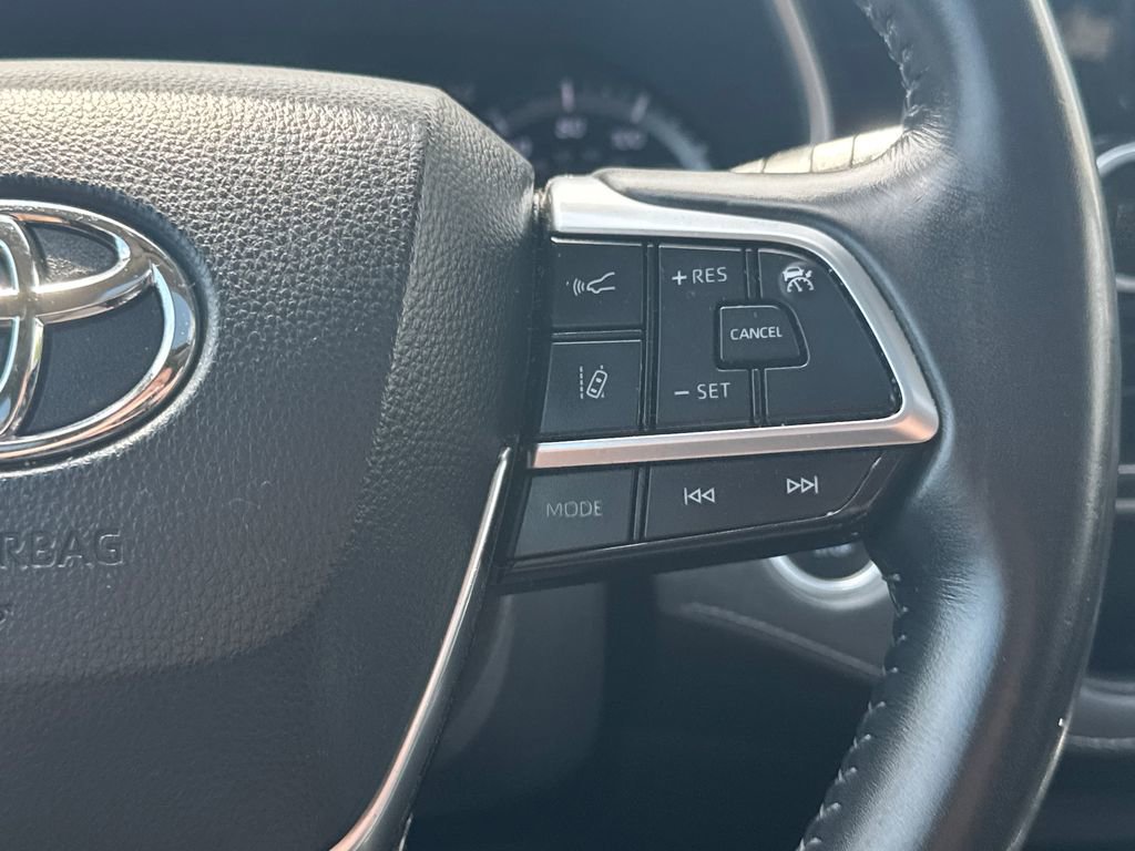 Used 2021 Toyota Highlander XLE AWD/4WD image 23