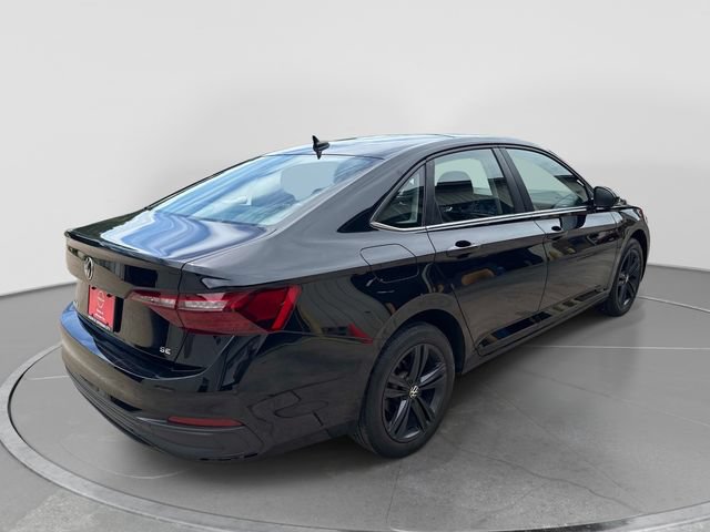 Used 2022 Volkswagen Jetta SE w/ Panoramic Sunroof Package FWD image 4