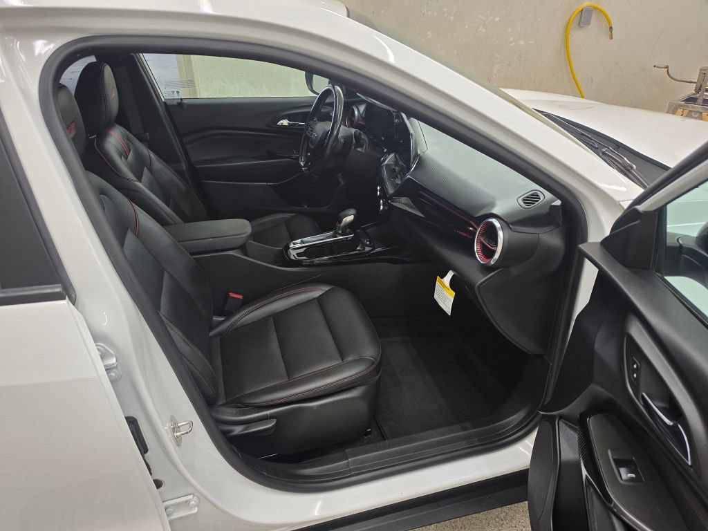 Used 2024 Chevrolet Trax RS FWD image 13