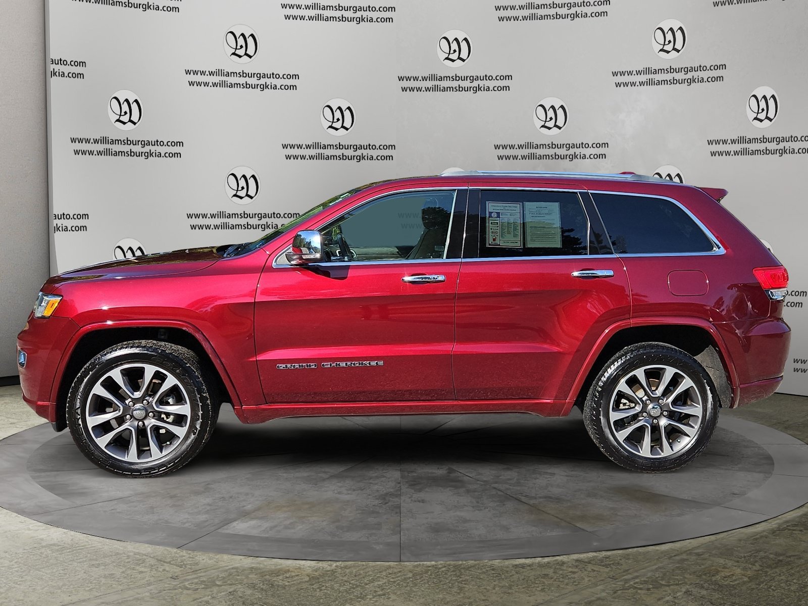 Used 2018 Jeep Grand Cherokee Overland AWD/4WD image 2
