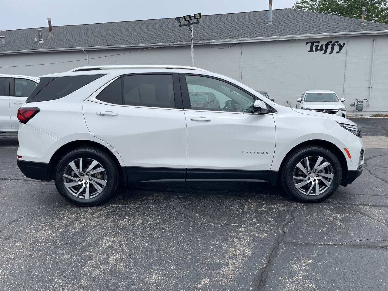 Used 2024 Chevrolet Equinox Premier AWD/4WD image 9