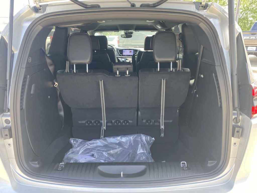 New 2026 Chrysler Pacifica Select FWD image 9