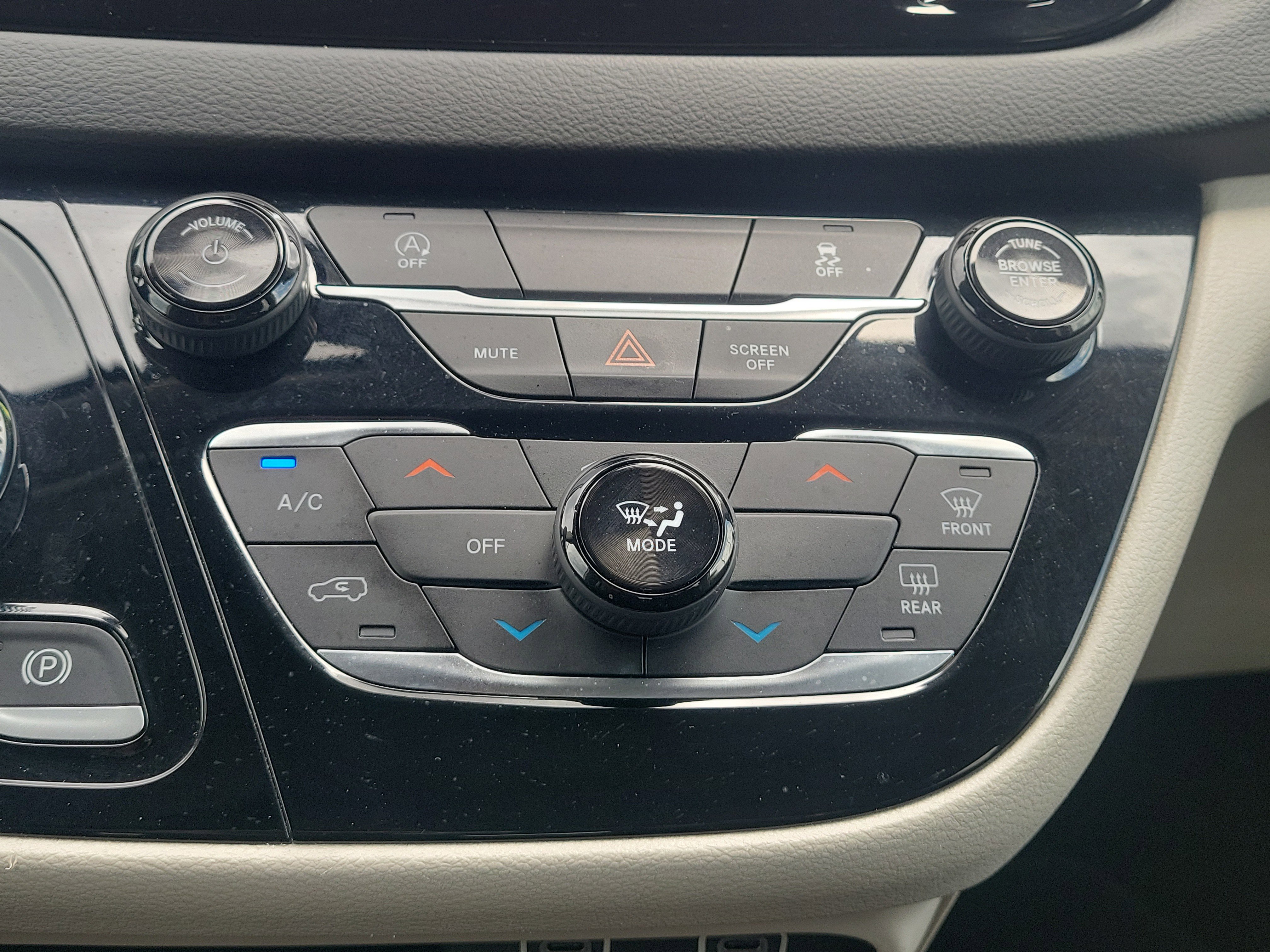 Used 2023 Chrysler Voyager LX FWD image 26