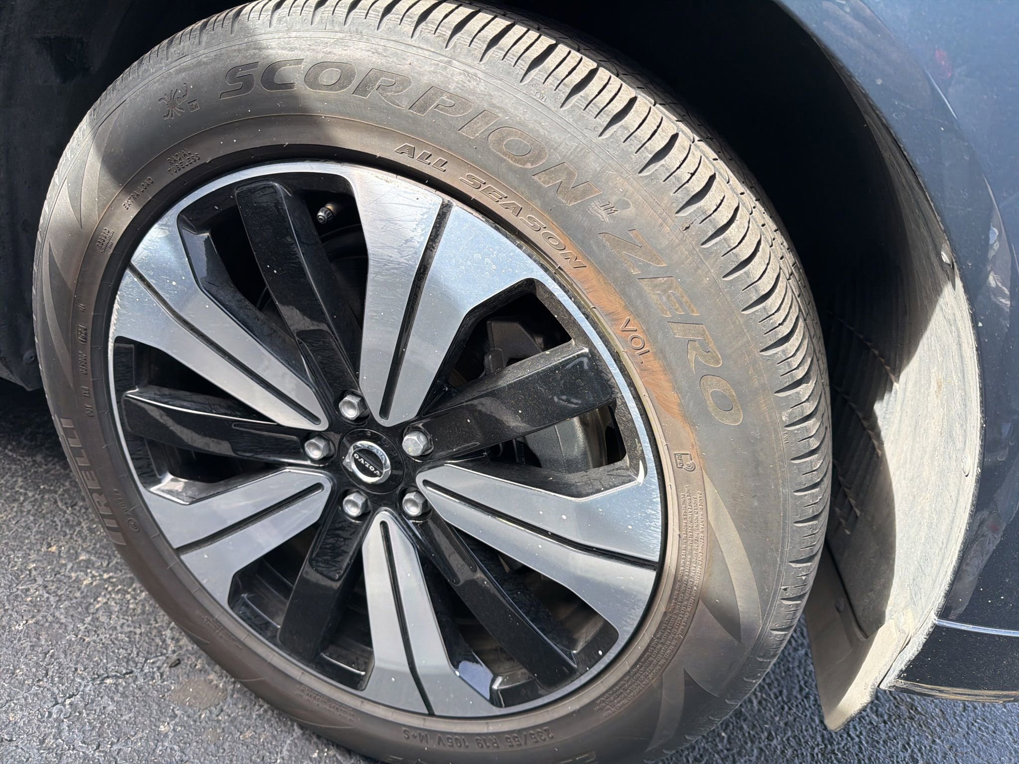 Used 2025 Volvo XC60 T8 Plus w/ Protection Package Premier image 4