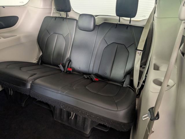 Used 2019 Chrysler Pacifica Touring-L image 25