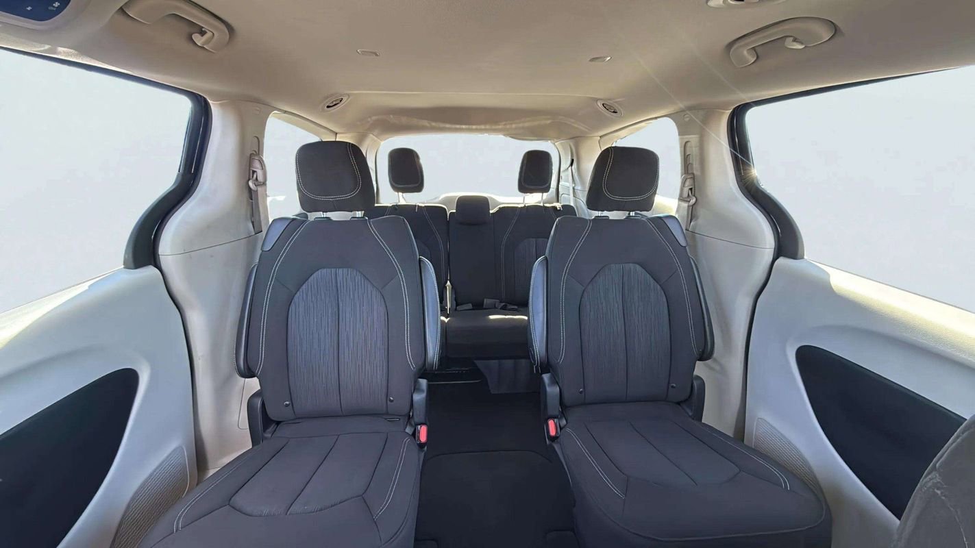 Used 2022 Chrysler Voyager LX image 16