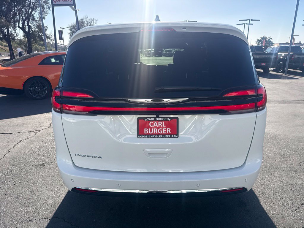 Used 2026 Chrysler Pacifica Select FWD image 6
