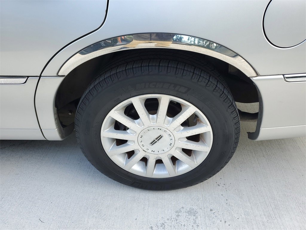 Used 2007 Lincoln Town Car Signature image 7