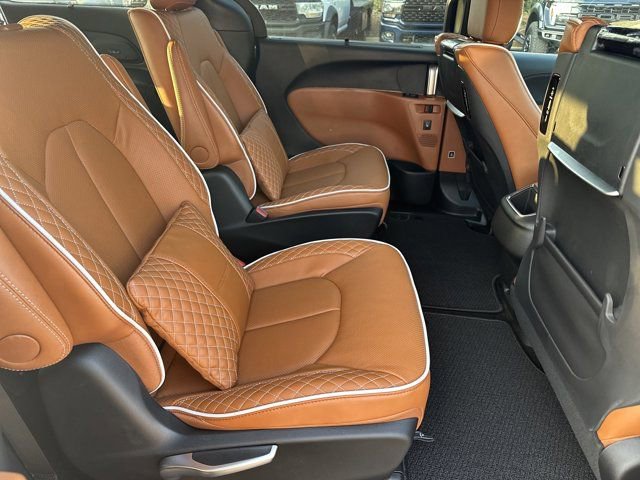 New 2026 Chrysler Pacifica Pinnacle image 15