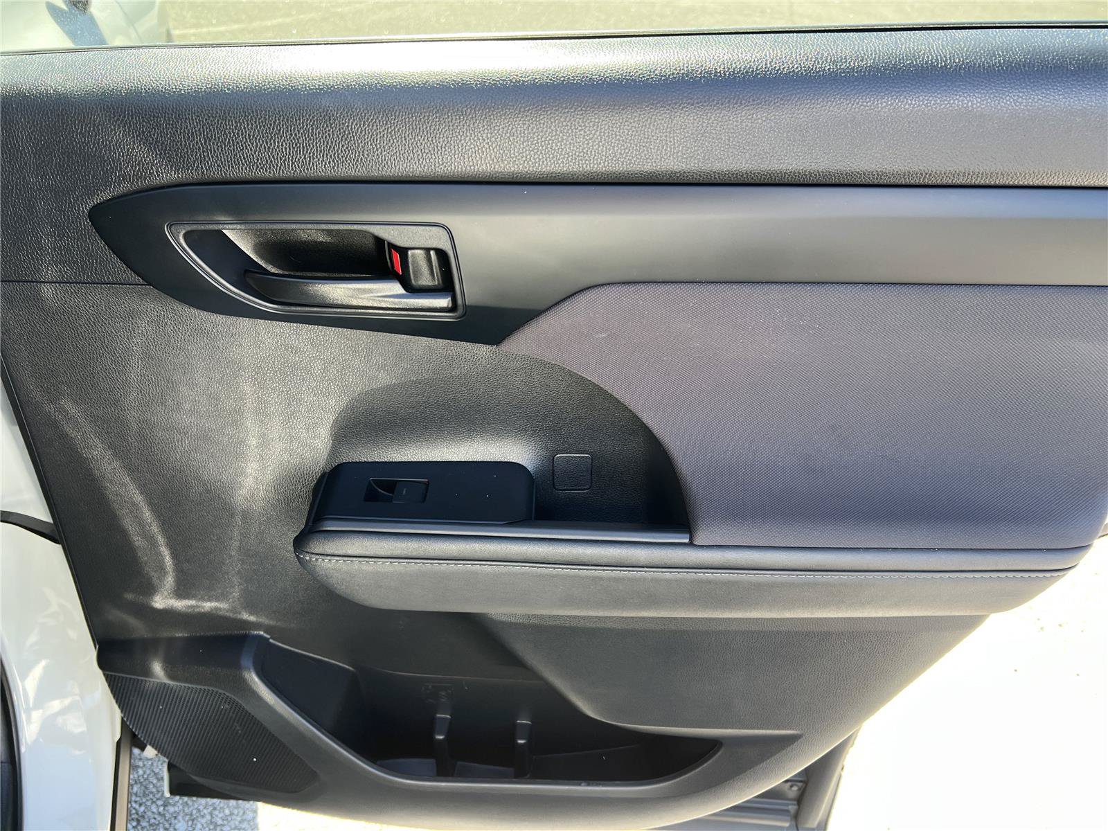 Used 2023 Toyota Highlander LE FWD image 29
