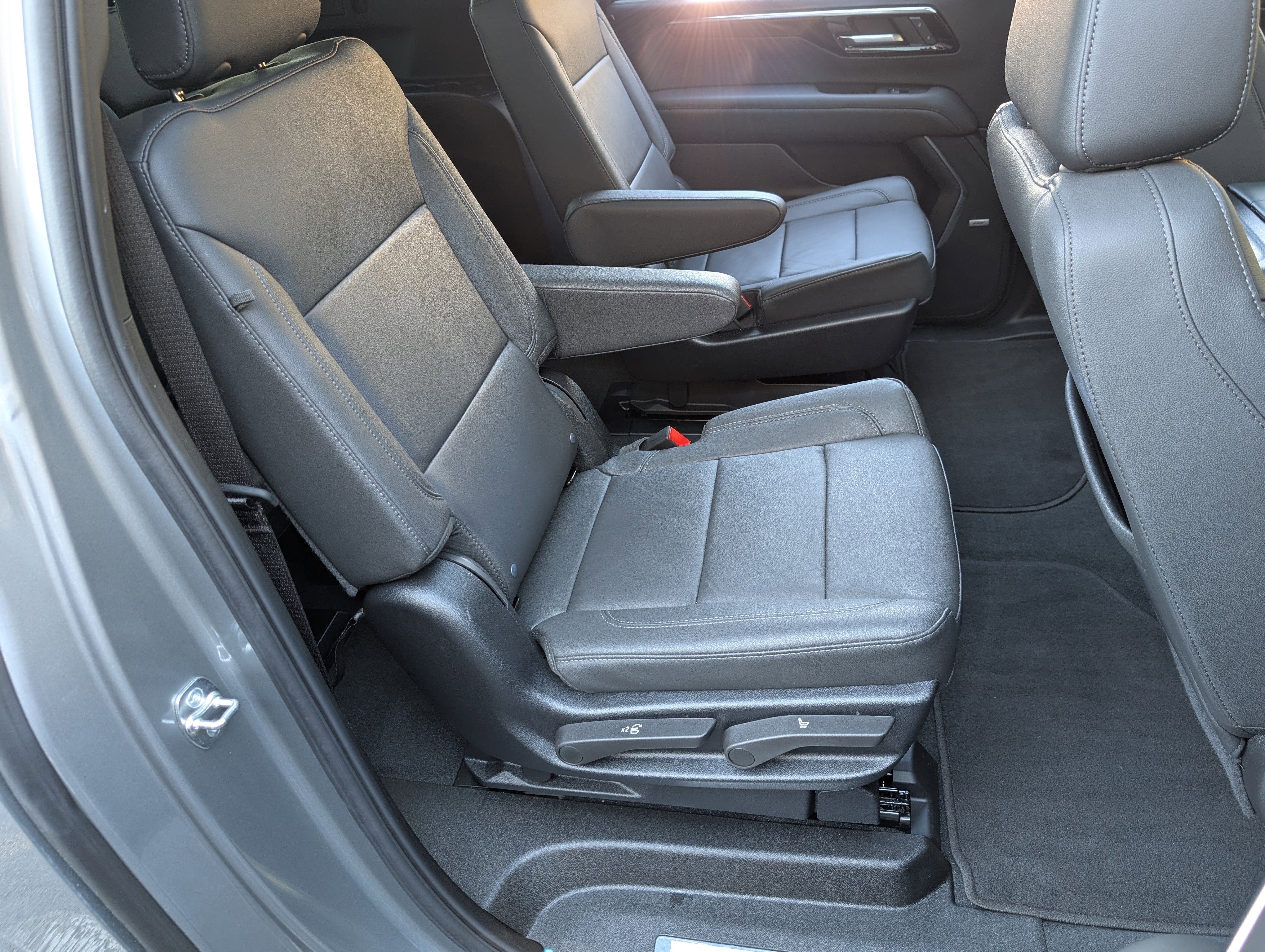 Used 2025 Chevrolet Suburban Z71 w/ Comfort Package image 21