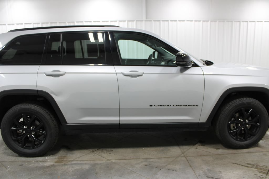 Used 2024 Jeep Grand Cherokee Altitude AWD/4WD image 11
