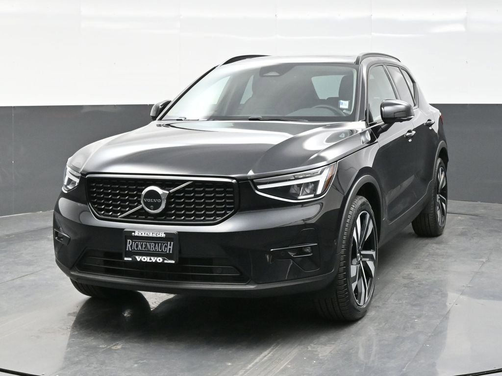 Used 2025 Volvo XC40 B5 Plus image 2