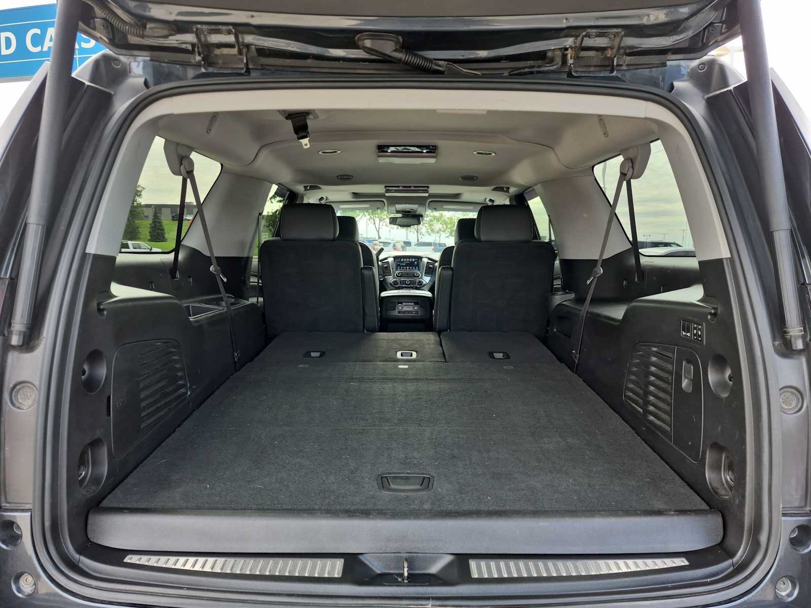 Used 2020 Chevrolet Suburban Premier AWD/4WD image 32