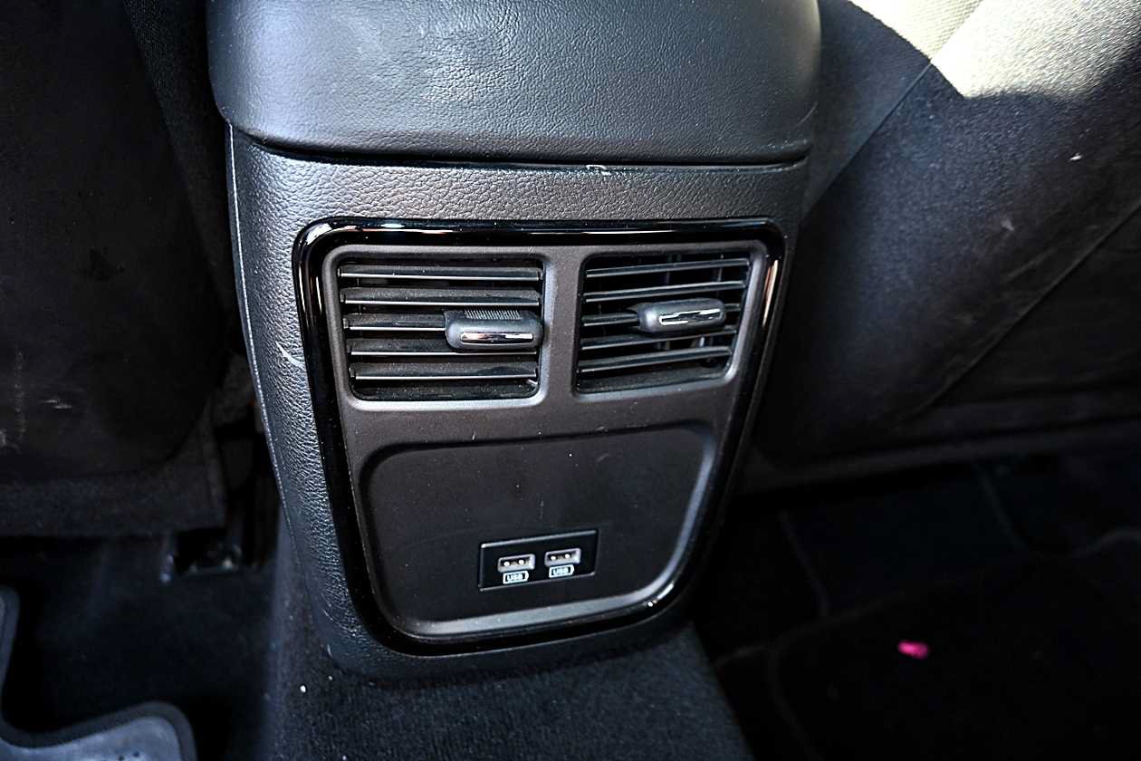 Used 2019 Dodge Charger SXT w/ Plus Group RWD image 12