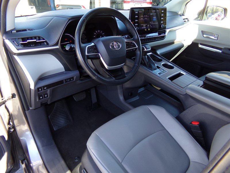 Used 2022 Toyota Sienna XLE image 6