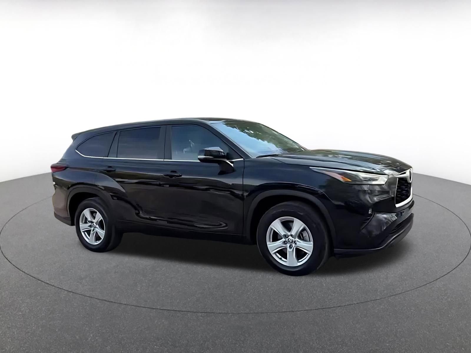 Used 2025 Toyota Highlander LE FWD video 2