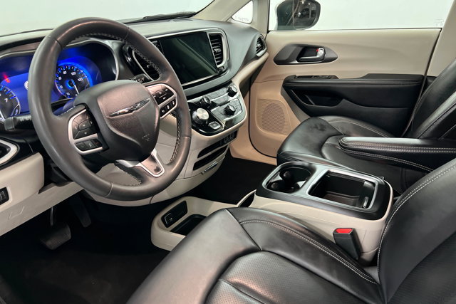 Used 2023 Chrysler Pacifica Touring-L FWD image 15