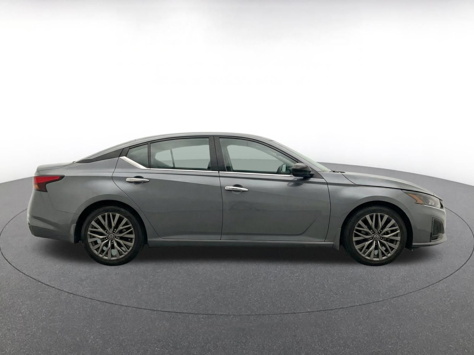 Used 2025 Nissan Altima 2.5 SV FWD image 8