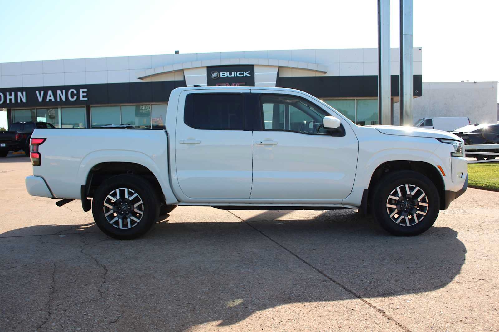 Used 2023 Nissan Frontier SV w/ SV Premium Package AWD/4WD image 14
