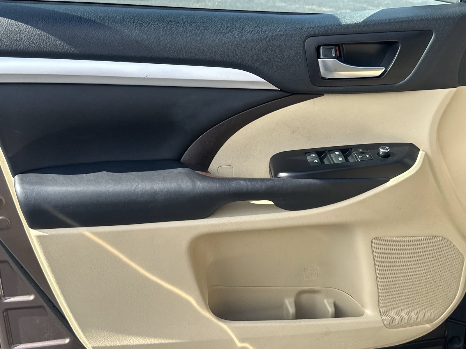 Used 2019 Toyota Highlander XLE FWD image 14