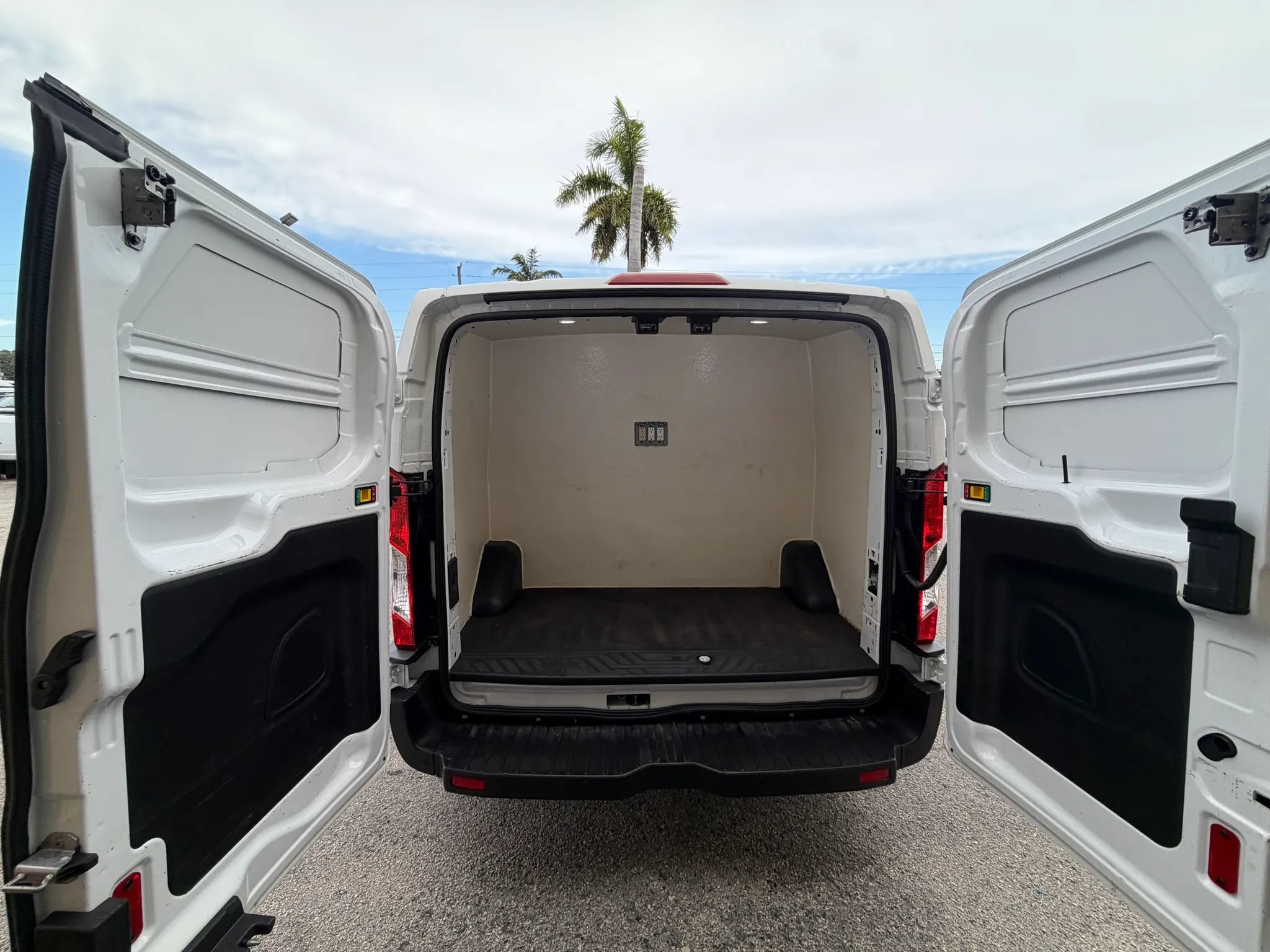 Used 2019 Ford Transit 150 130 Low Roof RWD image 6