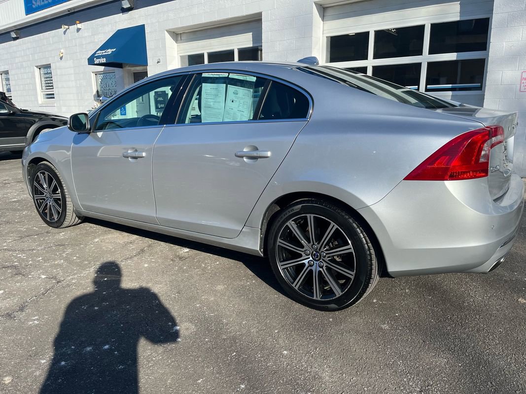 Used 2018 Volvo S60 T5 Inscription image 2
