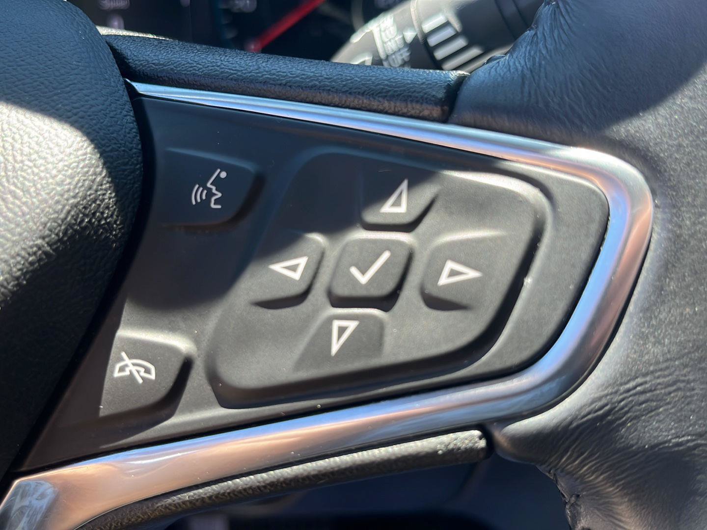 Used 2018 Chevrolet Equinox LT FWD image 16