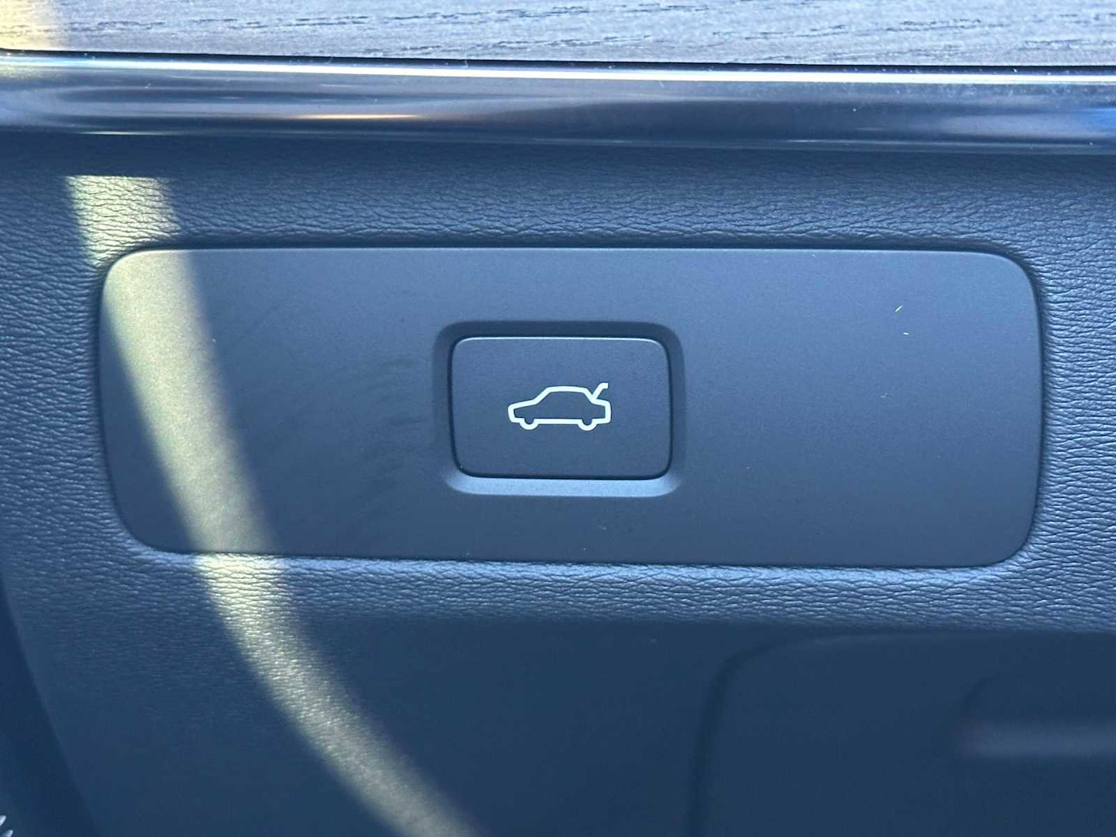 New 2026 Volvo XC90 B6 Ultra w/ Protection Package image 38