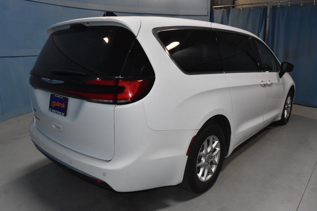 Used 2024 Chrysler Pacifica Touring-L image 26