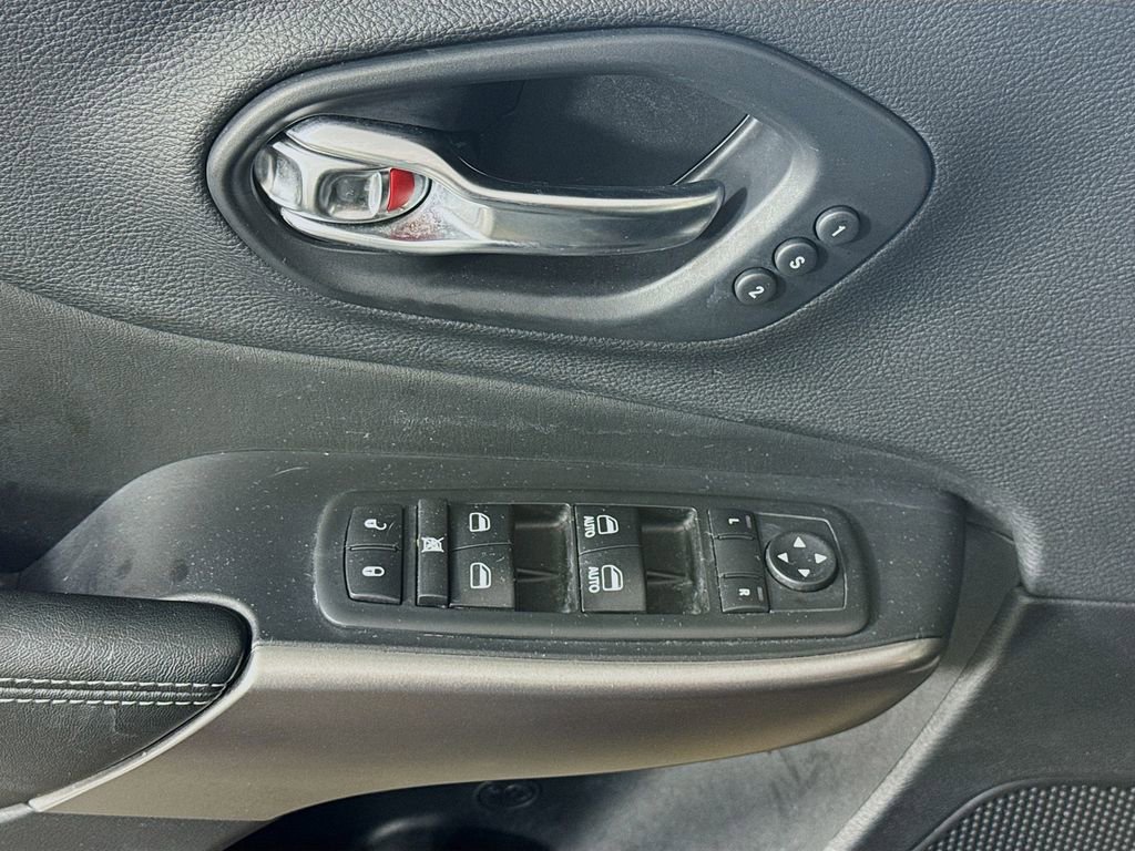 Used 2019 Jeep Cherokee Limited FWD image 16