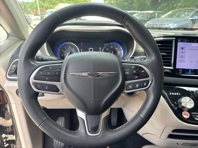 Used 2023 Chrysler Pacifica Touring-L FWD image 19