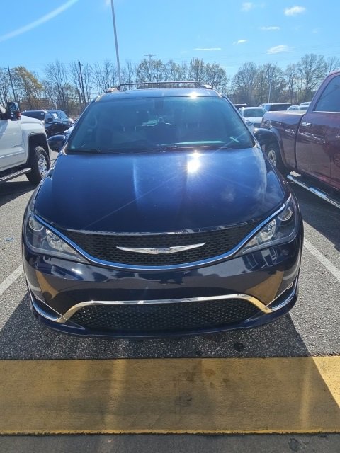 Used 2017 Chrysler Pacifica Touring-L image 2