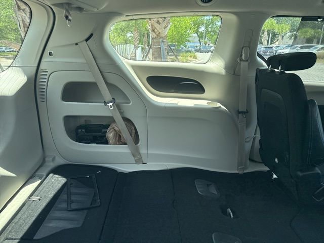 Used 2021 Chrysler Pacifica Touring FWD image 14