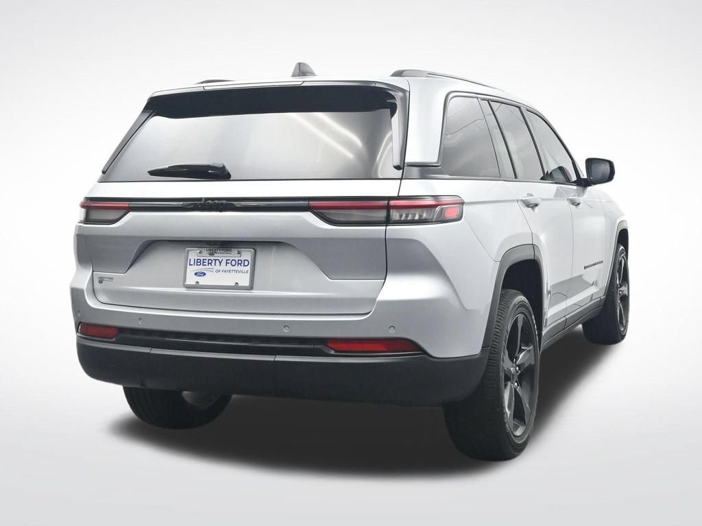 Used 2024 Jeep Grand Cherokee Altitude RWD image 7