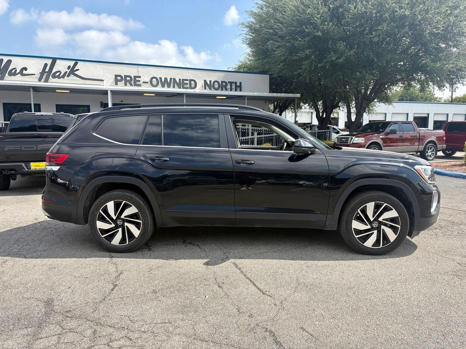 Used 2024 Volkswagen Atlas SE AWD/4WD image 2