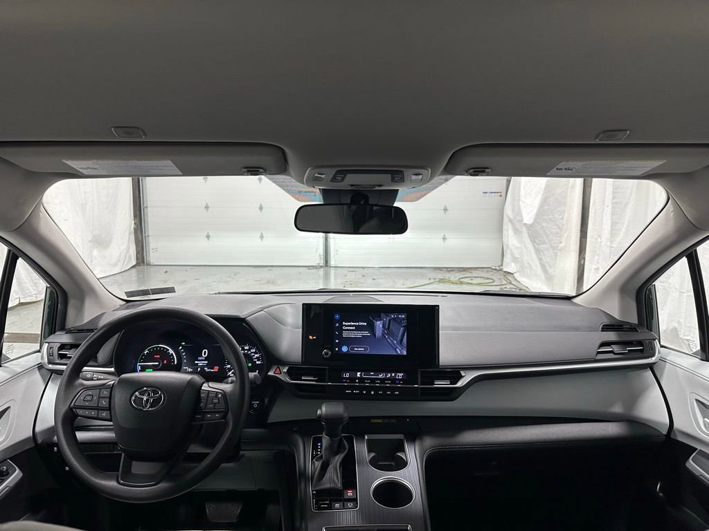 Used 2025 Toyota Sienna LE FWD image 43