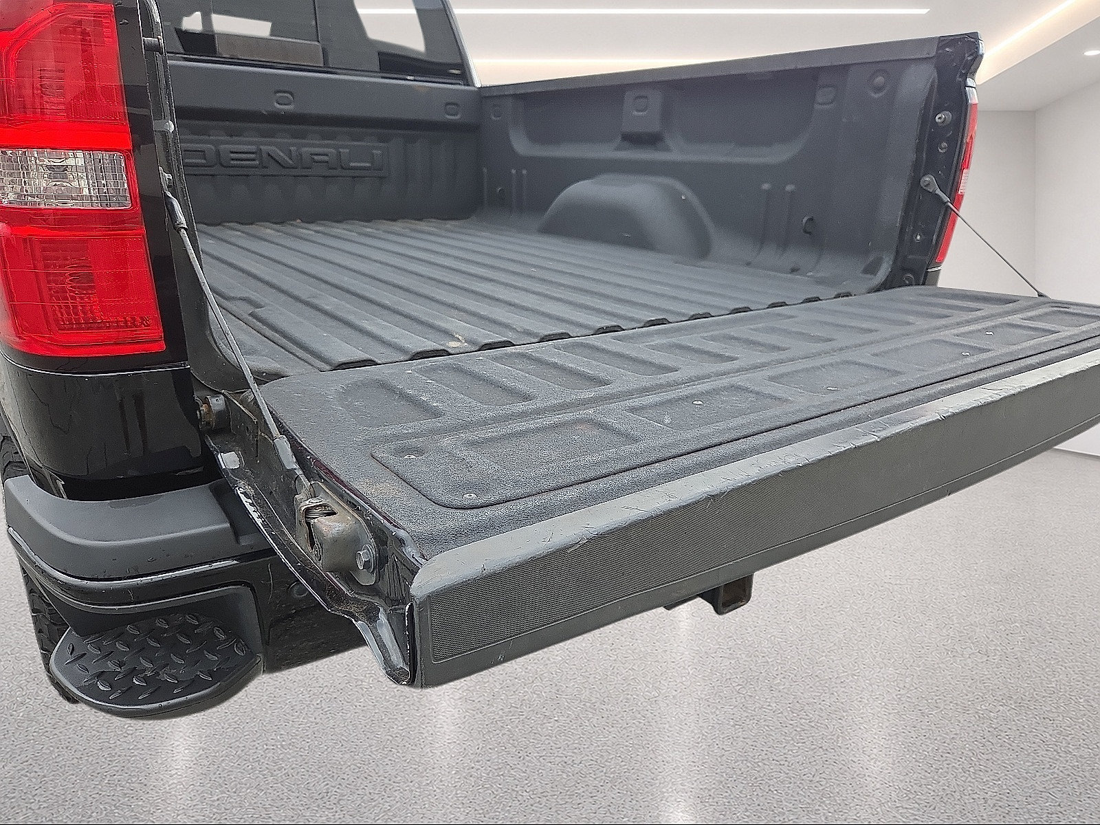 Used 2017 GMC Sierra 2500 Denali w/ Suspension Package, Off-Road AWD/4WD image 18