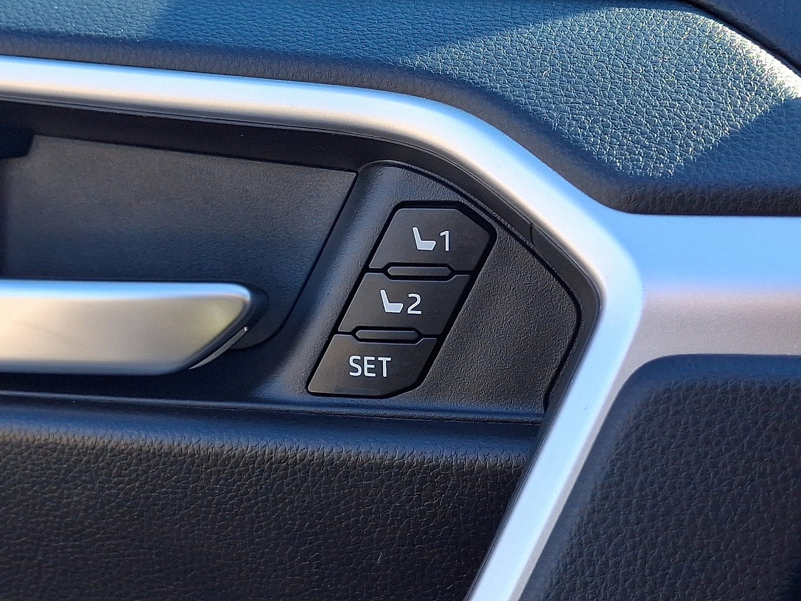 Used 2023 Toyota RAV4 XLE Premium AWD/4WD image 26